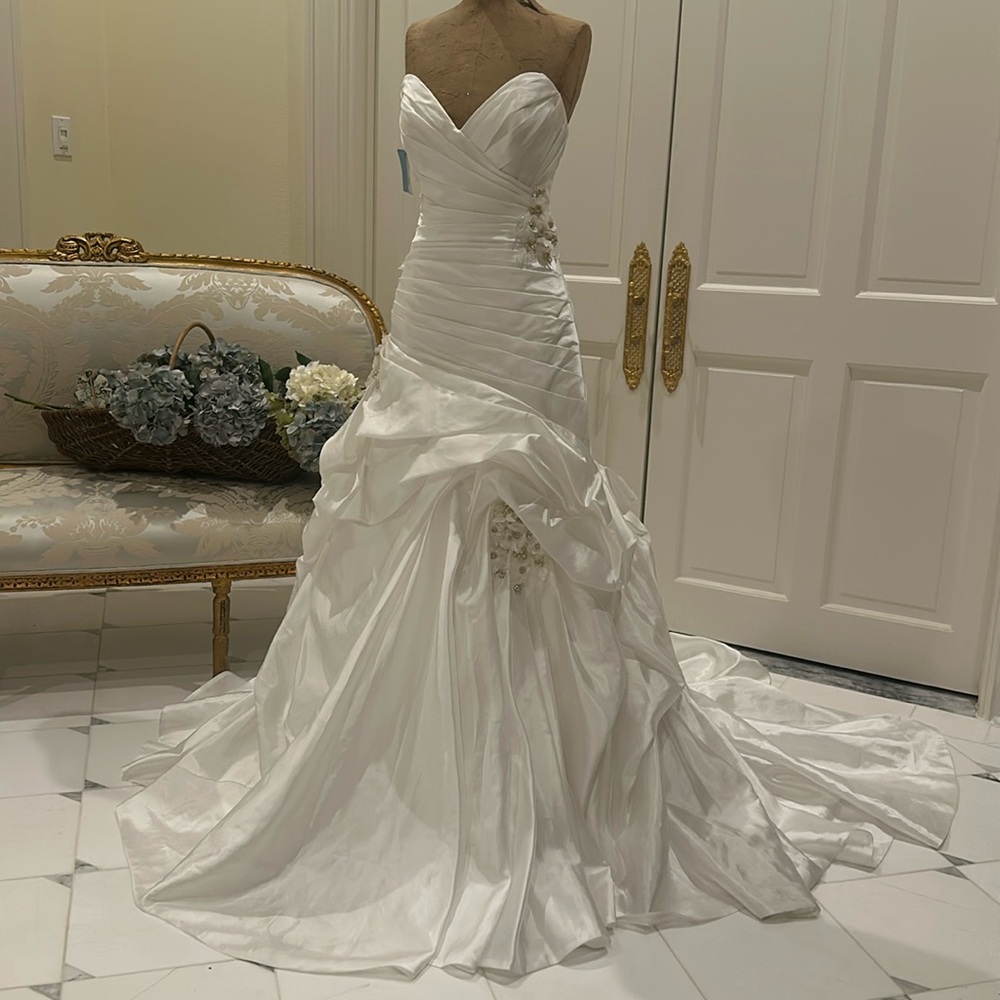 Stunning size 10  strapless wedding gown ,NWT, Very full skirt.